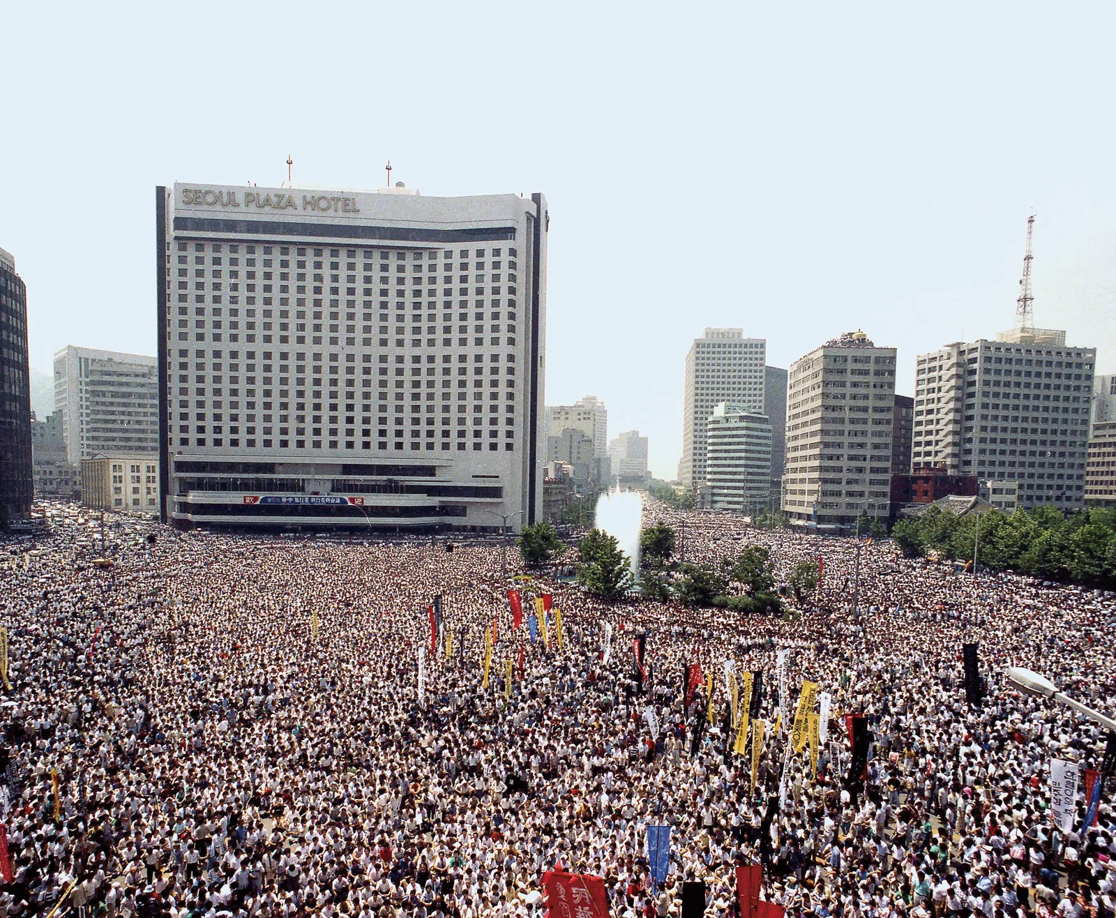 A large crowd gathered in Seoul to memorialize Lee Han-yeol in July 1987