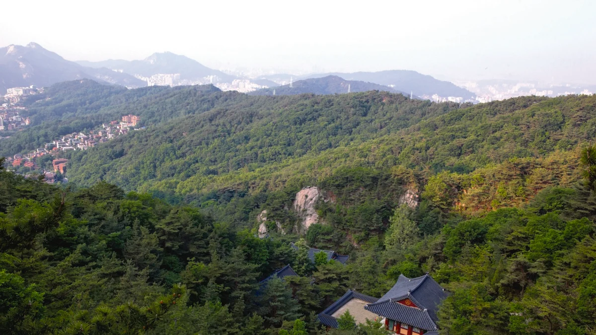 A temple building at Geumsunsa in Seoul's Bukhansan setting.